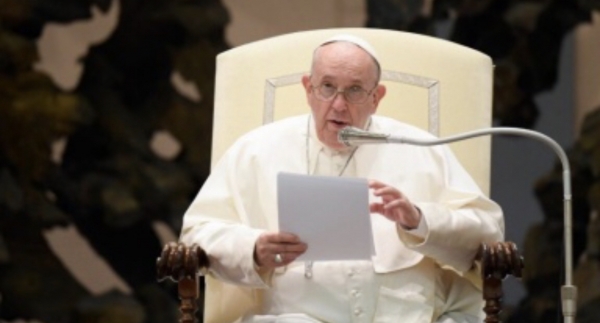 Papa Francisco critica a parejas por no querer hijos