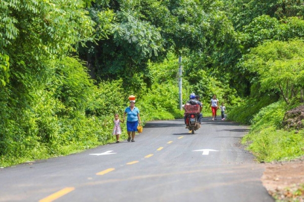Pavimentan carretera que conecta a Teotepeque y Jicalapa