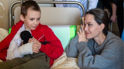 Angelina Jolie visita niños heridos en Ucrania