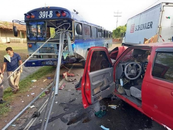 Tres lesionados deja aparatoso accidente en Anamorós, La Unión