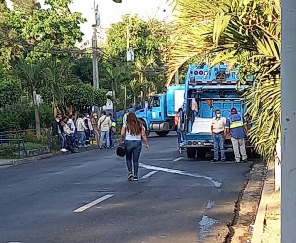 Camiones de basura bloquean la calle 5 de Noviembre