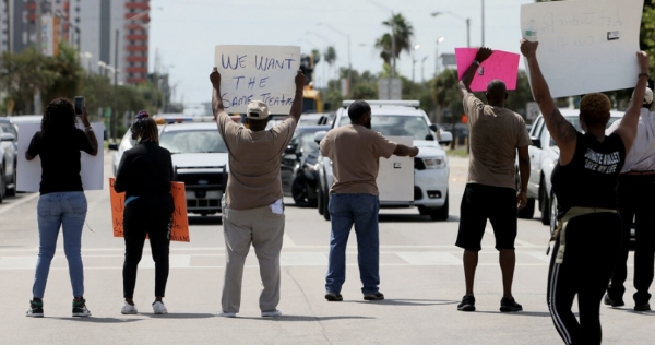 Migrantes haitianos llegan en barco al sur de Florida