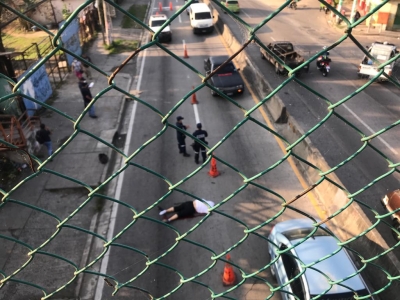 Mujer atropellada bajo pasarela 