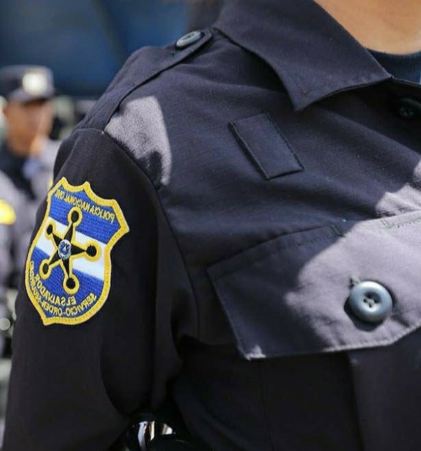 Atacan a policía embarazada con un machete en Santa Ana