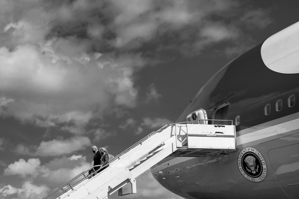 Biden se cae varias veces mientras sube al Air Force One