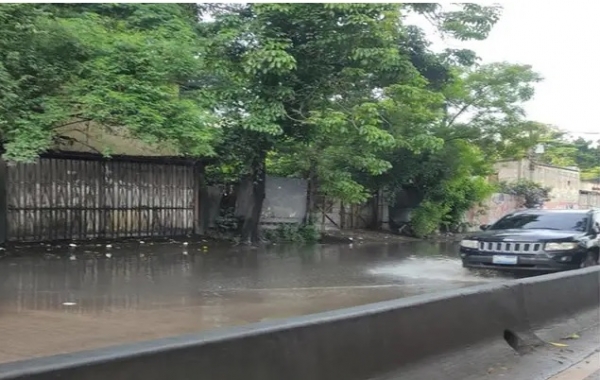 Denuncian charco recurrente en el kilómetro 5 de la Troncal del Norte