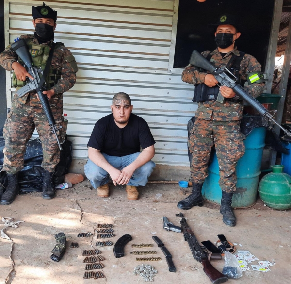 Decomisan variedad de armas y droga a pandillero