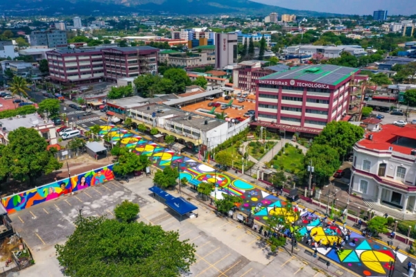 Inauguran nueva imagen de la calle Arce en el centro de San Salvador