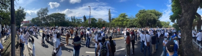 Multitudinaria marcha en rechazo a decisiones del Ejecutivo