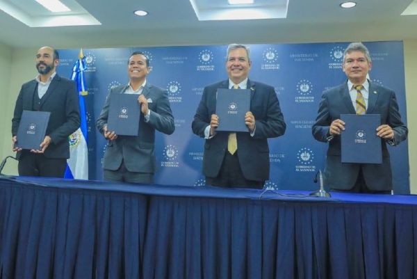 El Salvador y el BCIE firman convenio para financiar el deporte nacional
