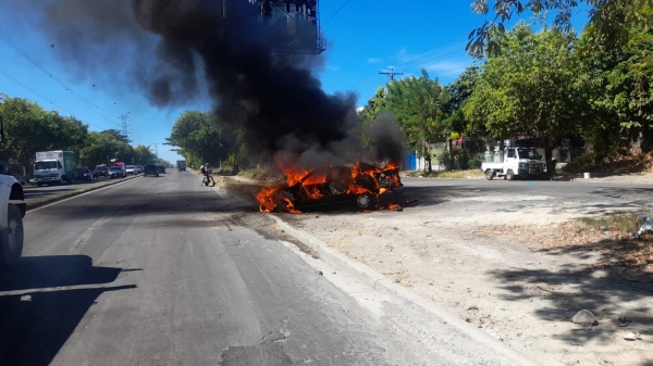 Se incendia carro en Soyapango