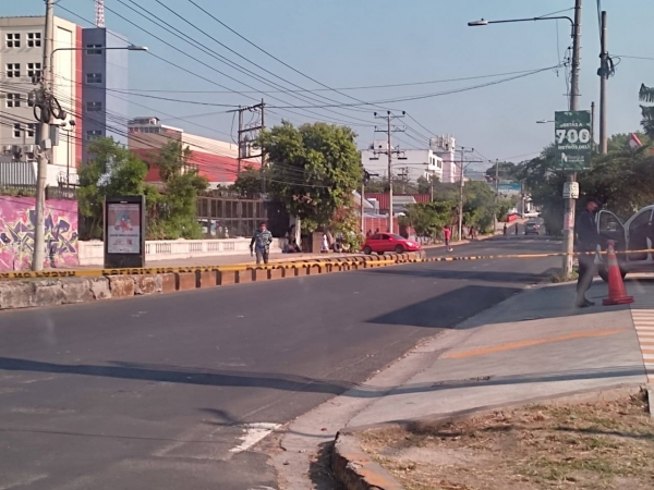 Fuerte tráfico por paso cerrado en la 25 avenida Norte