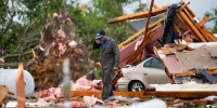 30 tornados dejan 70 muertos