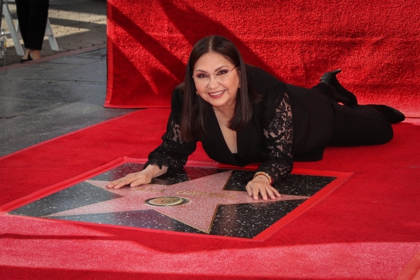 Ana Gabriel recibe su estrella en el Paseo de la Fama