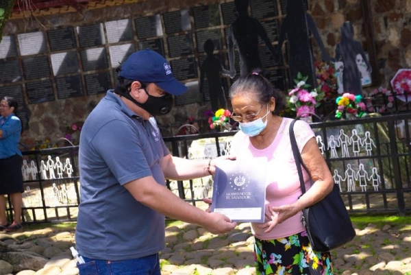 23 familias de El Mozote reciben contribuciones para sus viviendas