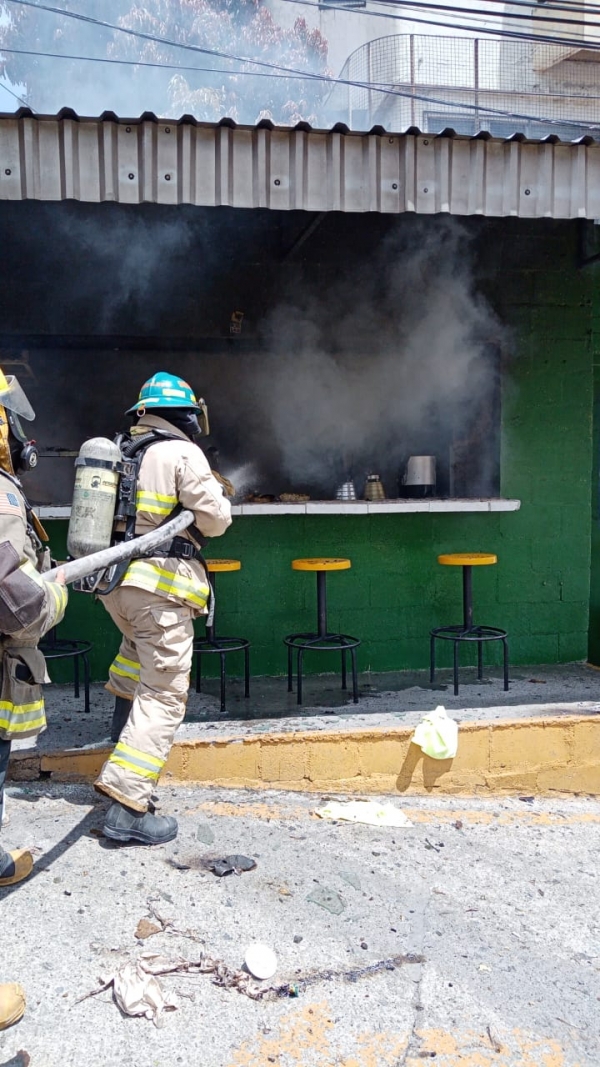 Una mujer quemada tras incendio en un chalet