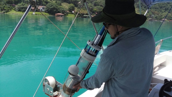 UES presenta segundo informe de muestreo del Lago de Coatepeque