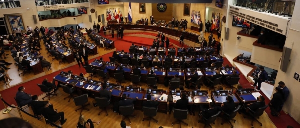 Asamblea destituye a la Sala de lo Constitucional