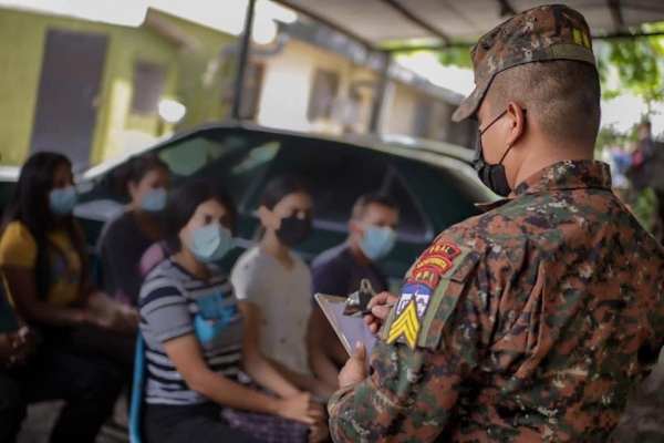 Jóvenes atienden convocatoria para formar parte del ejército