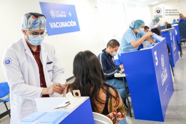 Más de 800 mil personas vacunadas con tercera dosis