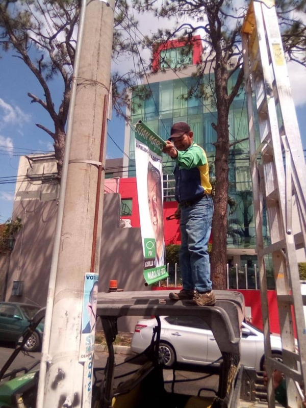 Alcaldía de Santa Tecla retira propaganda partidaria electoral