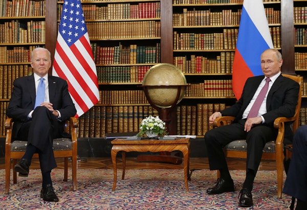 Tensión en reunión entre Biden y Putin