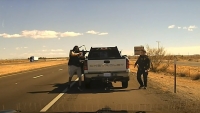 Cámaras policiales captan el momento en que un traficante de drogas mata a tiros a un agente durante un control de tráfico