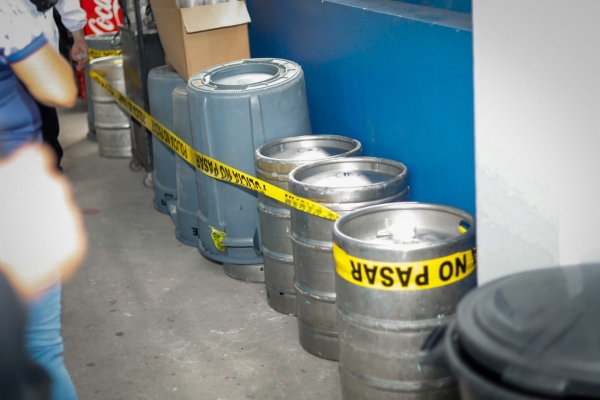 Decomisan barriles de cerveza en el Estadio Cuscatlán