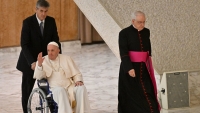 El papa Francisco aparece en silla de ruedas