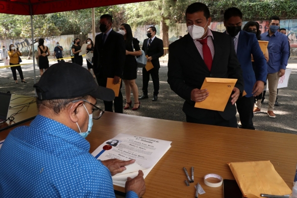 La Universidad de El Salvador continúa realizando entregas de títulos profesionales. 