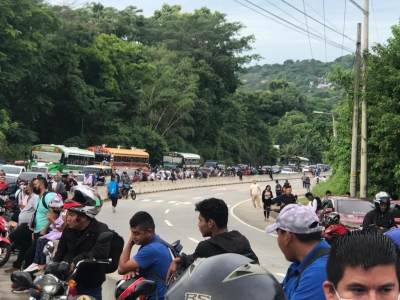 Comunidades cierran carretera al Puerto de La Libertad por incremento al pasaje