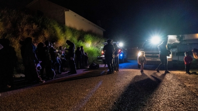141 migrantes centroamericanos estaban encerrados en un tráiler en México
