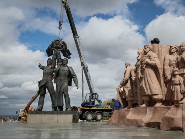 Derriban monumento que celebra amistad entre Rusia y Ucrania