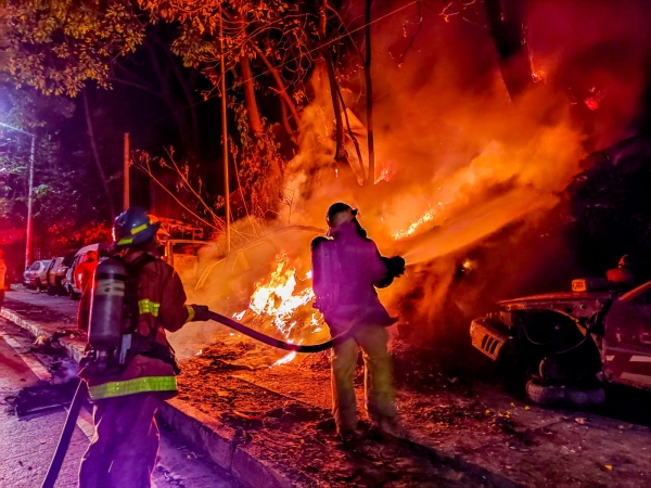 Incendio consume chatarrera