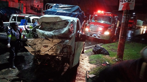 Liberan a dos atrapados luego que pick up impactara contra una rastra