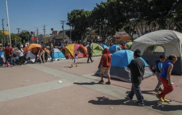 Juez de Texas ordena restaurar el programa migratorio “Permanezcan en México”