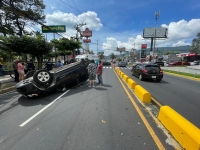 Accidente deja dos lesionados en col. Escalón