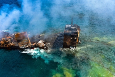 Un barco con toneladas de productos químicos se hunde en Sri Lanka