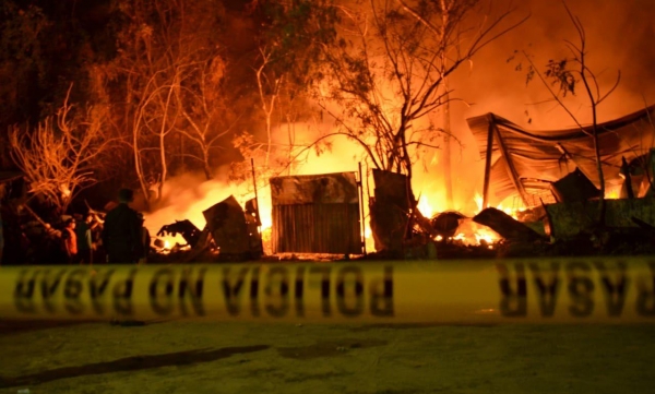 Bomberos atiende incendio en recicladora en Soyapango