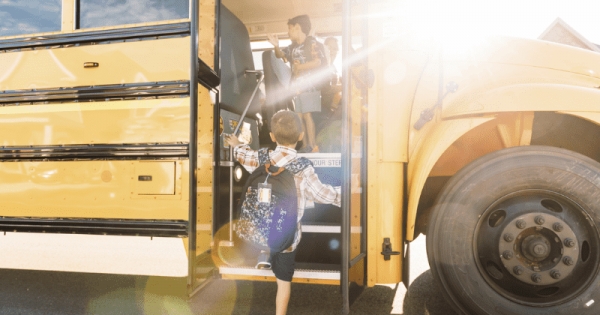 Niño es arrastrado por autobús escolar