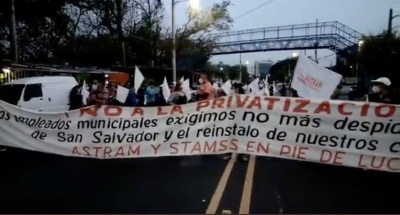 Sindicalistas protestan en rechazo a la privatización de servicios en la Alcaldía de San Salvador