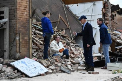 Biden inspecciona daños por tornados