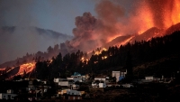 Un tsunami de lava atraviesa La Palma