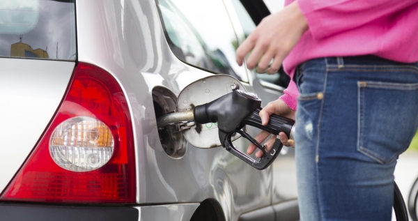 Anticipan bajas en precio de los combustibles