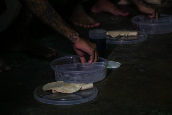 Gobierno raciona la comida en los penales