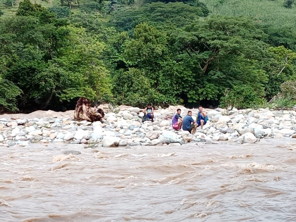 Personas quedan atrapadas en un islote tras fuertes lluvias