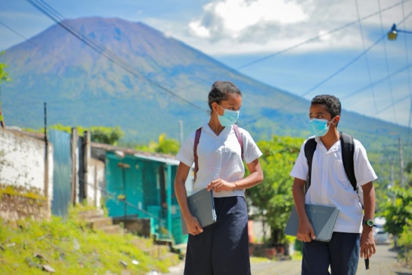 MINED entrega laptops a estudiantes y docentes