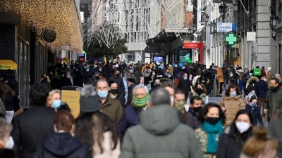 El 56% de los estadounidenses ya no mantiene el distanciamiento social