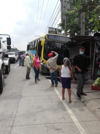 Autobús de la ruta 79 choca contra dos champas