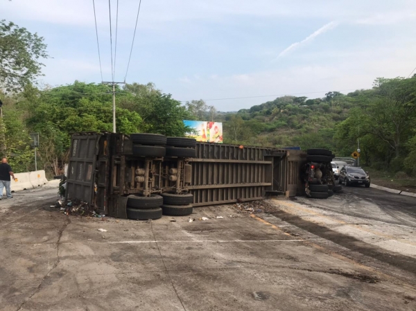 Un muerto y un lesionado en accidente en la curva El Papaturro